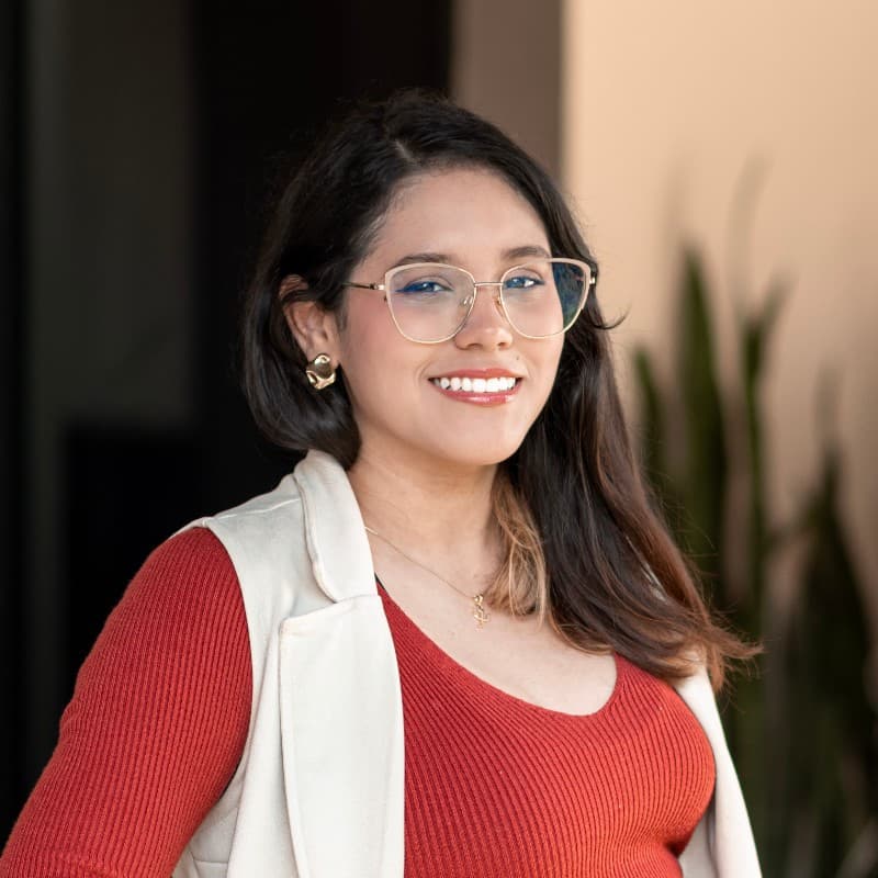 Alejandra Flores